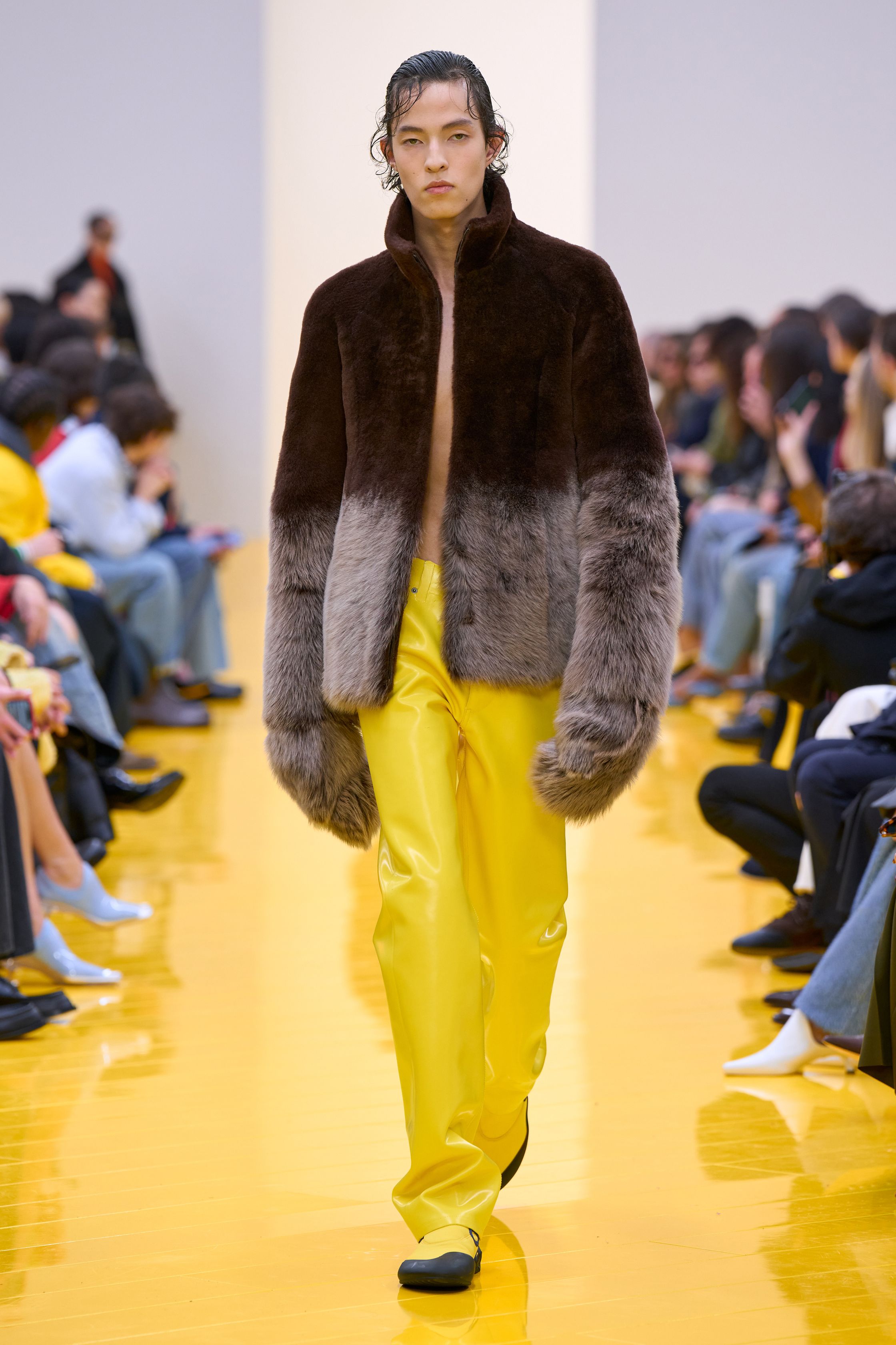 Jonathan Anderson 为 Loewe 带来一场充满艺术实验的秀：黄色地面与鲜明色彩形成强烈视觉舞台，极简廓形针织、雕塑化皮革外套、夸张毛绒结构和实验比例裙装共同构建一种“可穿戴雕塑”。从鲜黄、亮蓝到浓郁棕色毛绒，材质对比成为本季核心语言，既有幽默感也带有博物馆式艺术气质-顽石频道趋势研究